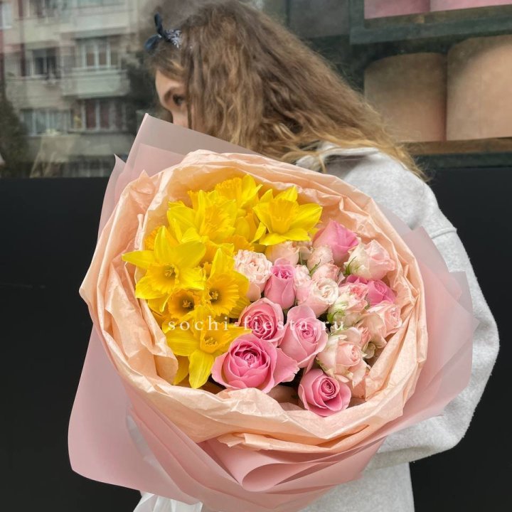 Букет роз и нарциссов в Череповеце