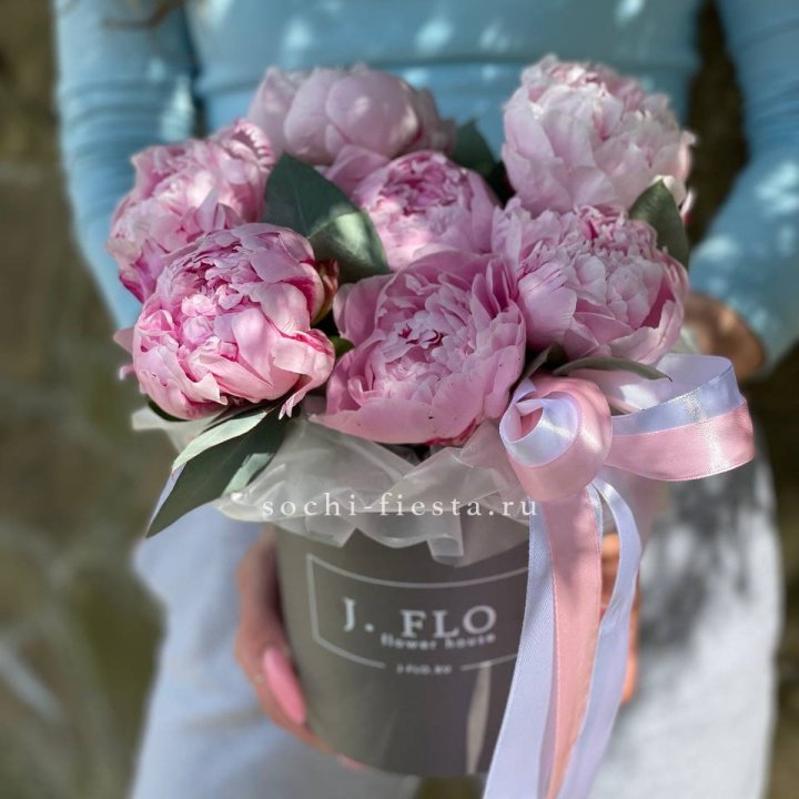 Цилиндр пионов с эвкалиптом в Череповеце