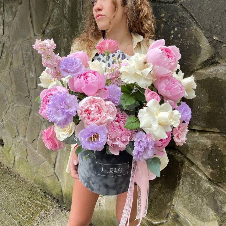 Дизайнерский цилиндр с пионами в Череповеце