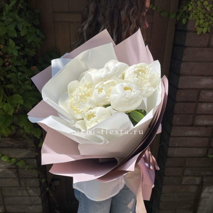9 белоснежных пионов в Череповеце