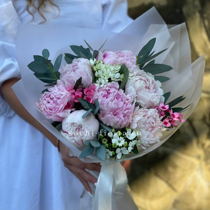 7 зефирных пионов с эвкалиптом в Череповеце