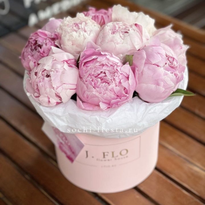 Цилиндр с пионами "Лилу" в Череповеце