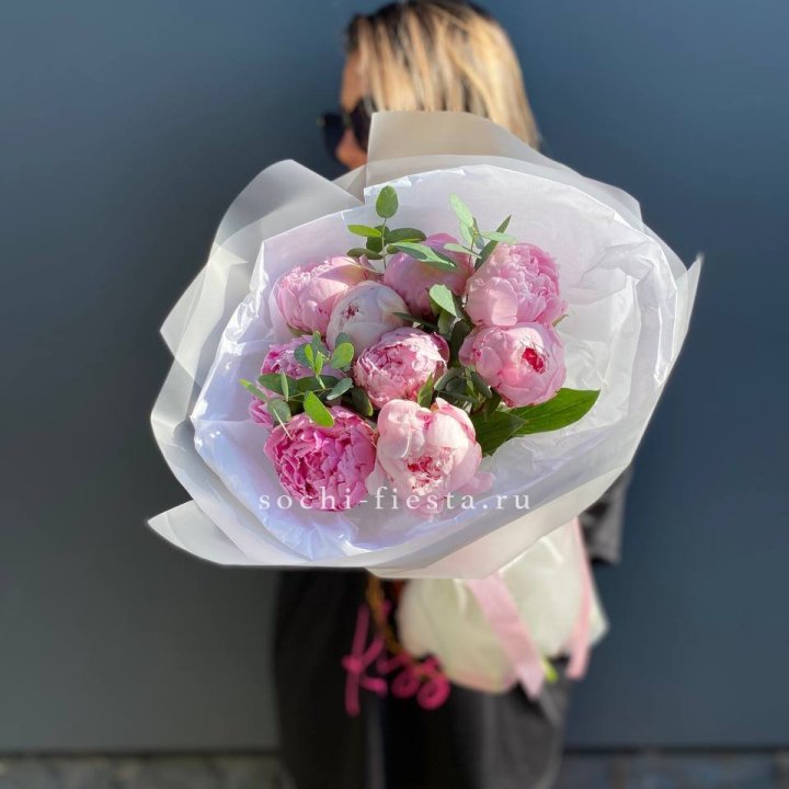 9 пионов с эвкалиптом в Череповеце