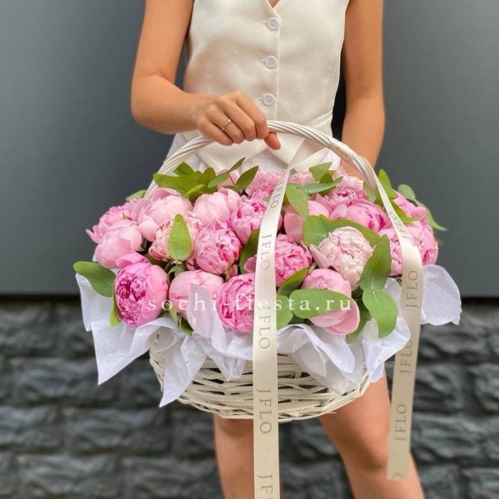 29 пионов в корзине в Череповеце