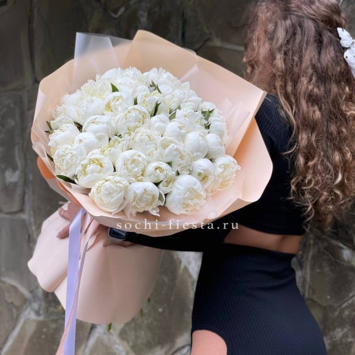 35 белых пион в Череповеце