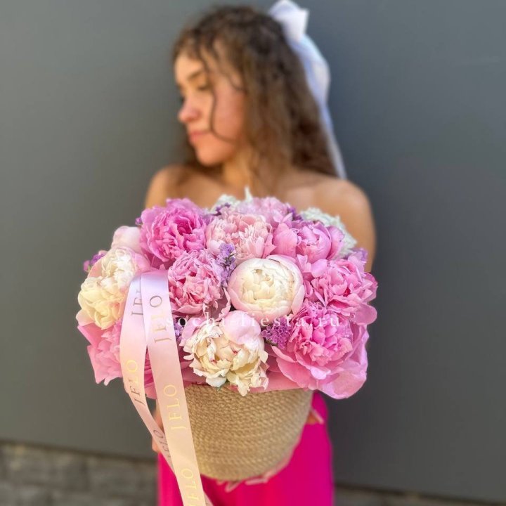 15 пионов в джутовом кашпо в Череповеце