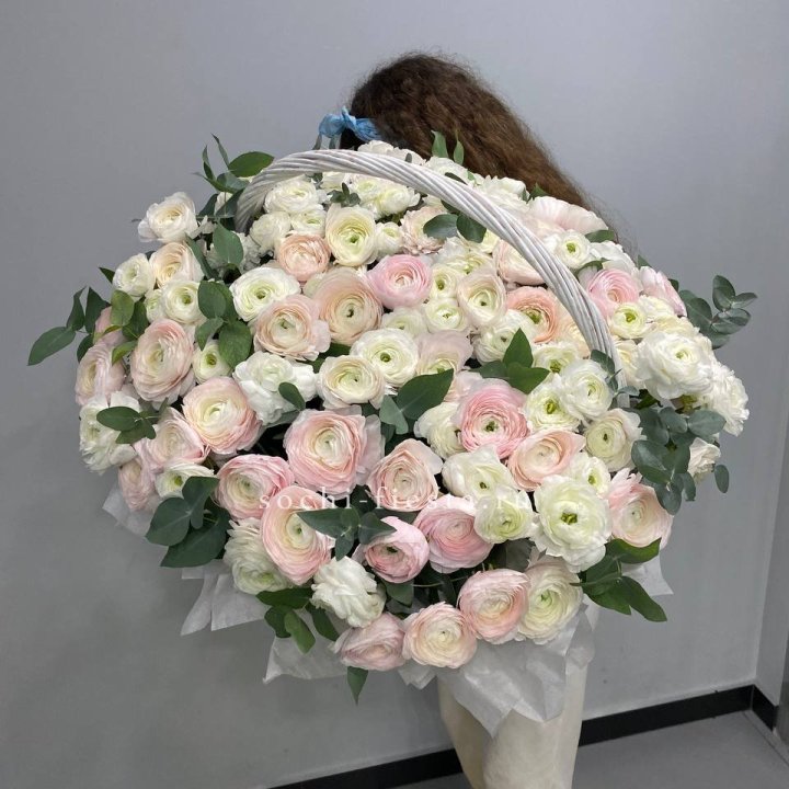 Ранункулюсы в корзине в Череповеце