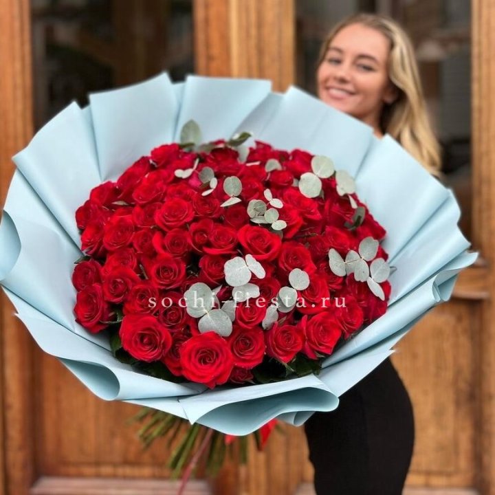 101 красная роза с эвкалиптом в Череповеце