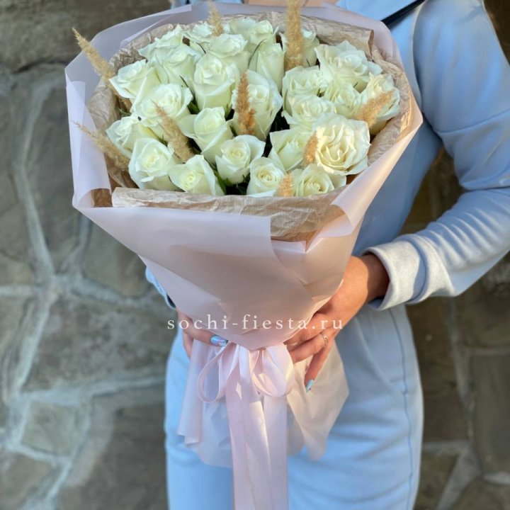 25 белых роз с сухоцветами в Череповеце