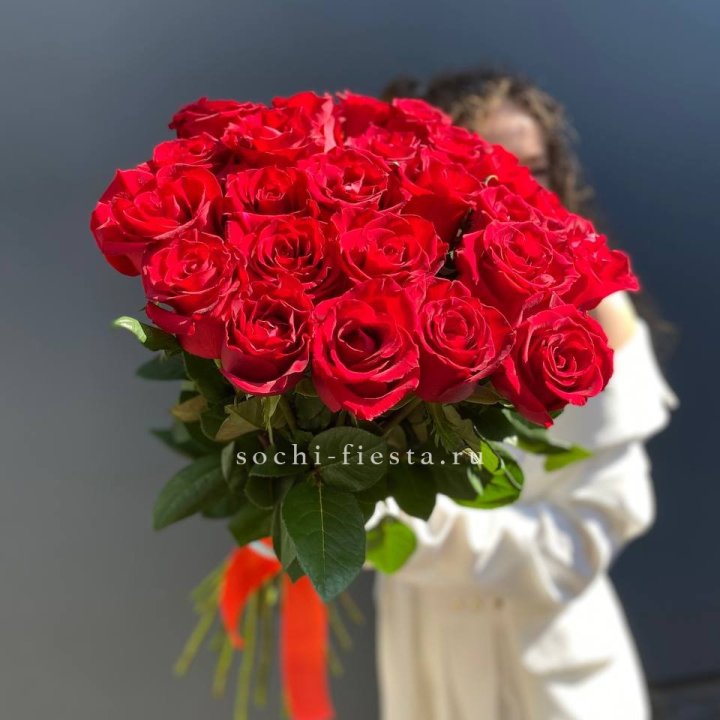 25 высоких красных роз в Череповеце