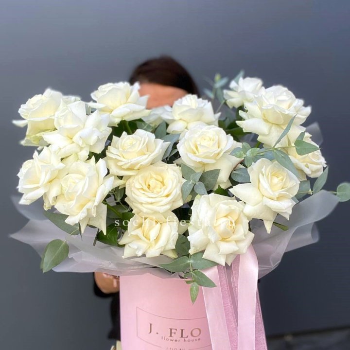 17 Французских белых роз в боксе в Череповеце
