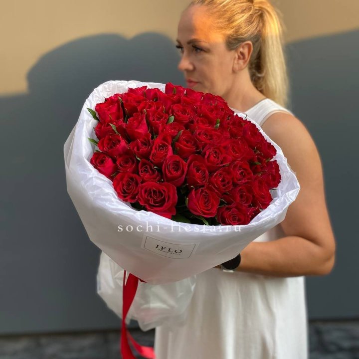 51 роза мадам ред в нежном оформлении в Череповеце