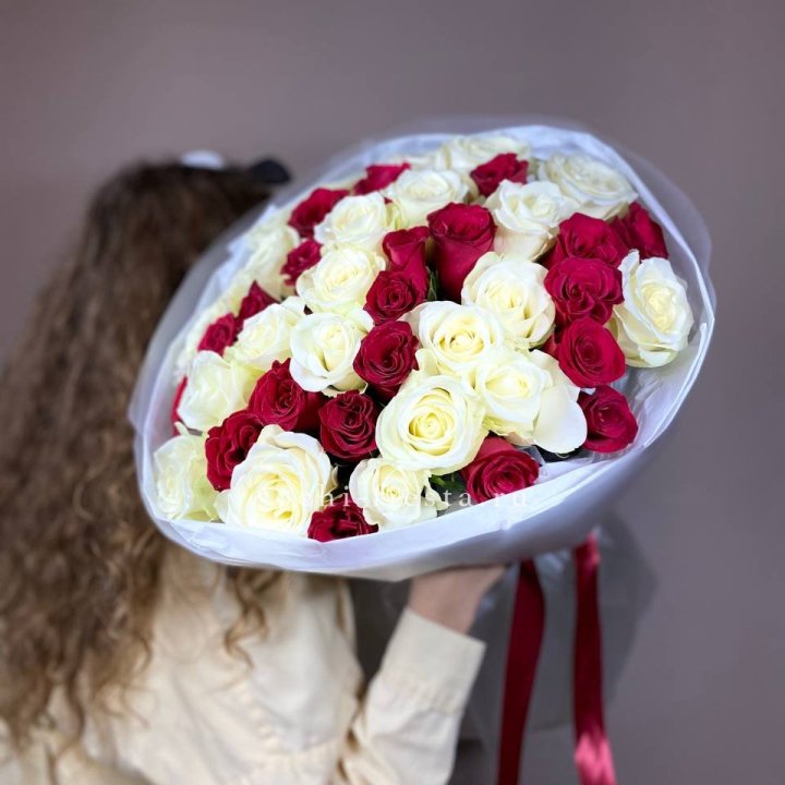 Букет из красных белых 45 роз в Череповеце