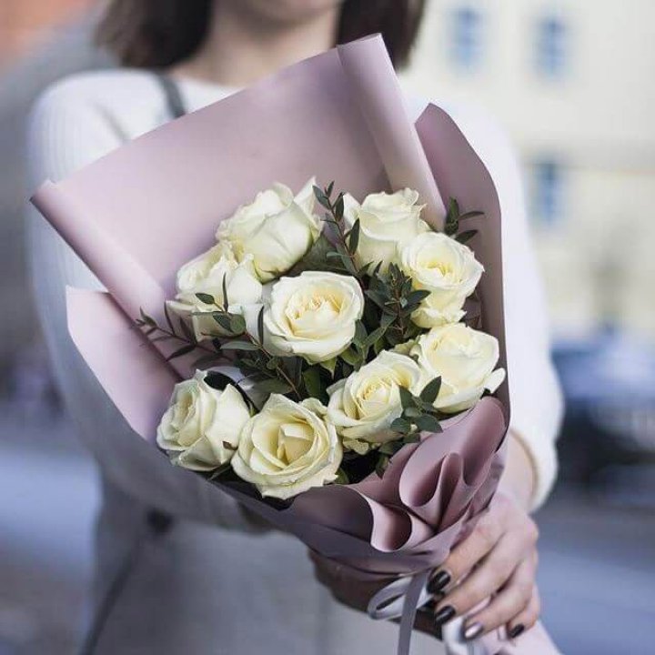9 белых  роз "Минт" в Череповеце