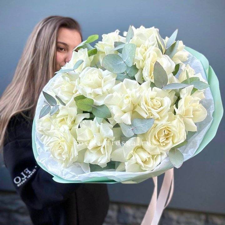 19 Белых французских роз "Ноте бьянке" в Череповеце