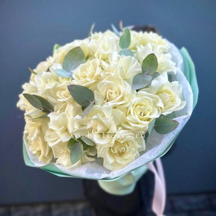 25 Белых французских роз "Ноте бьянка" в Череповеце