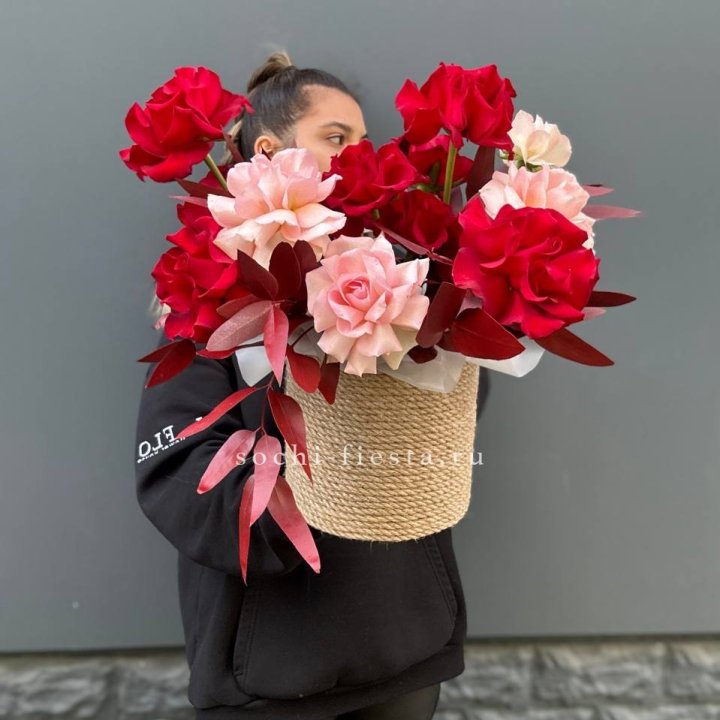 15 Французских роз в джутовом кашпо в Череповеце