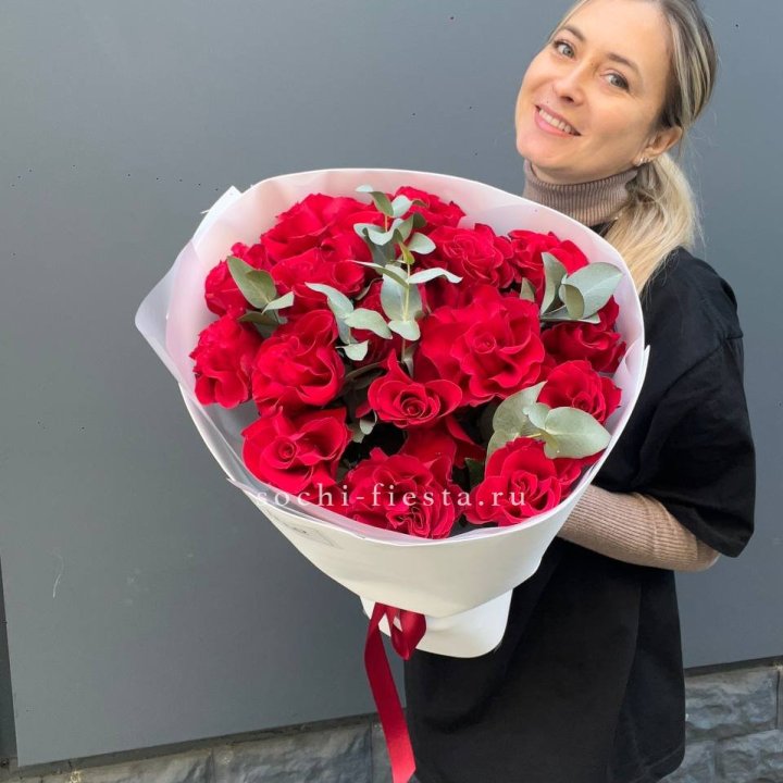 17 Красных французских роз в Череповеце