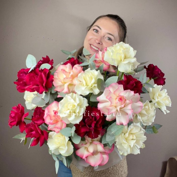 35 французских роз микс в джутовом боксе в Череповеце