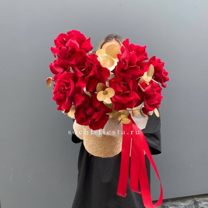 Красные французские розы в джутовом кашпо в Череповеце