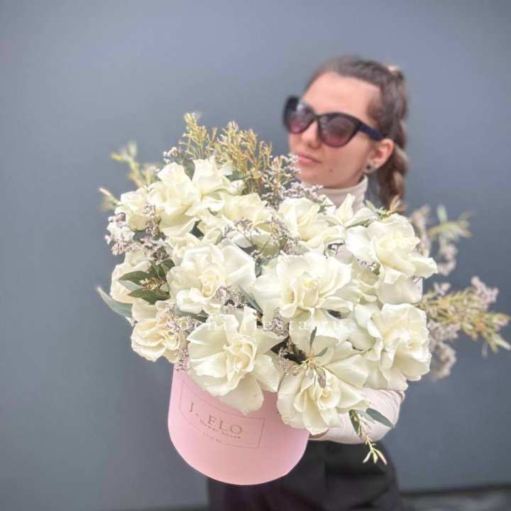 17 Французских белых роз в коробке Афина в Череповеце