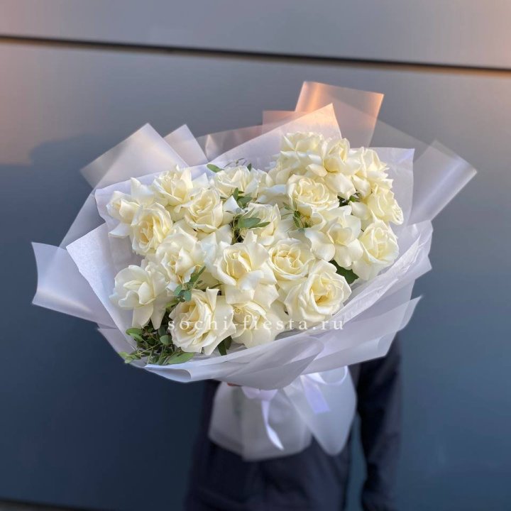 Пышный букет из белых роз в Череповеце