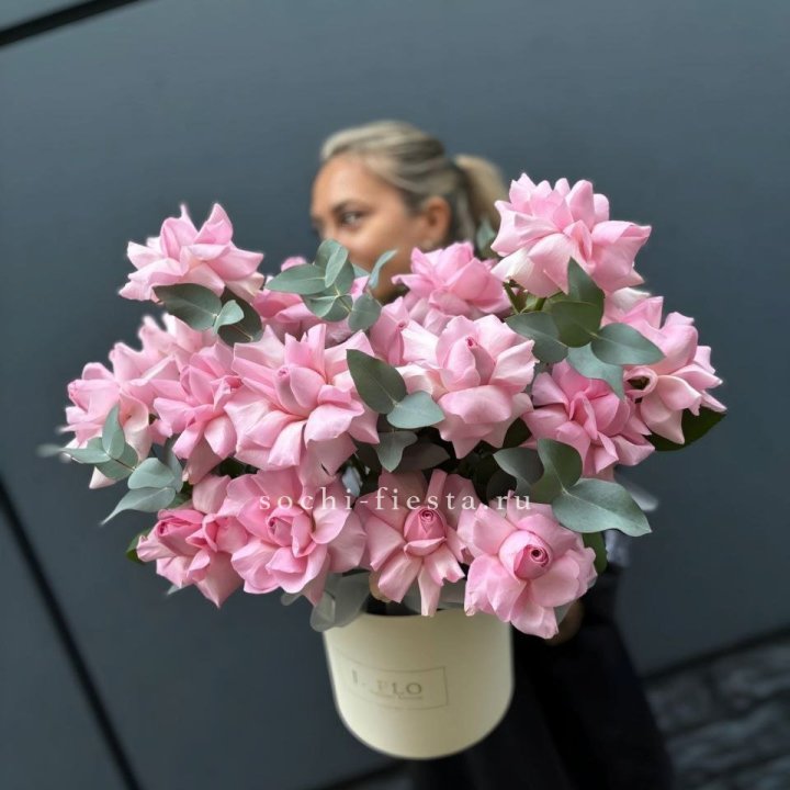 17 Розовых французских роз в боксе в Череповеце