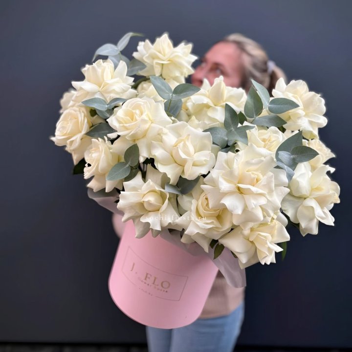 25 Французских белых роз в боксе в Череповеце