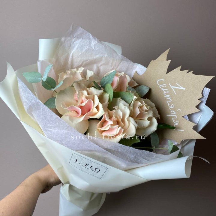 Букет кремовых роз к дню знаний в Череповеце