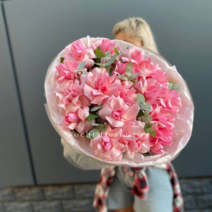 17 розовых роз в Череповеце