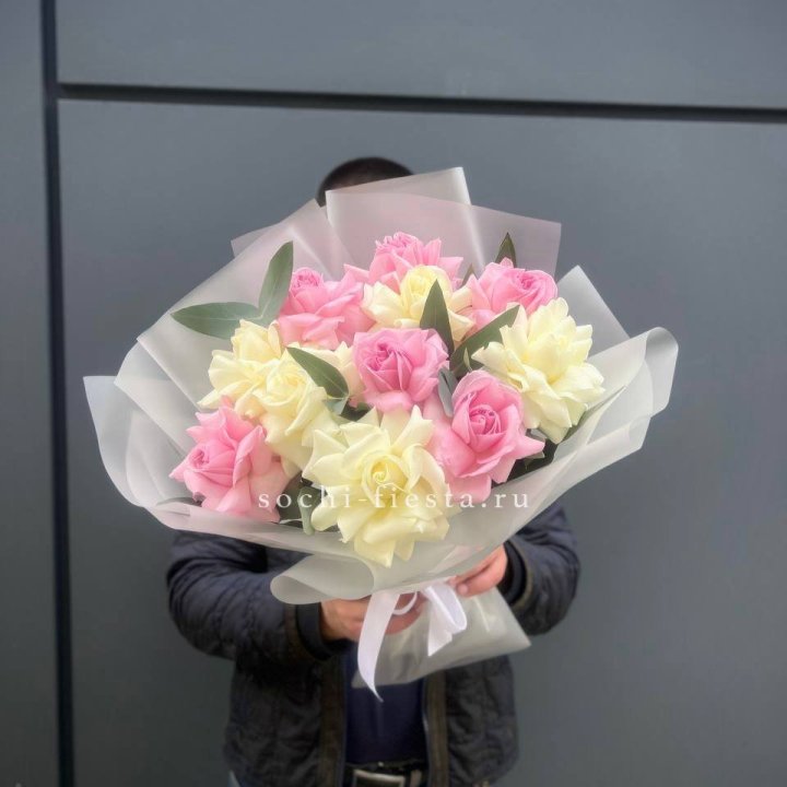 11 бело-розовых роз в Череповеце