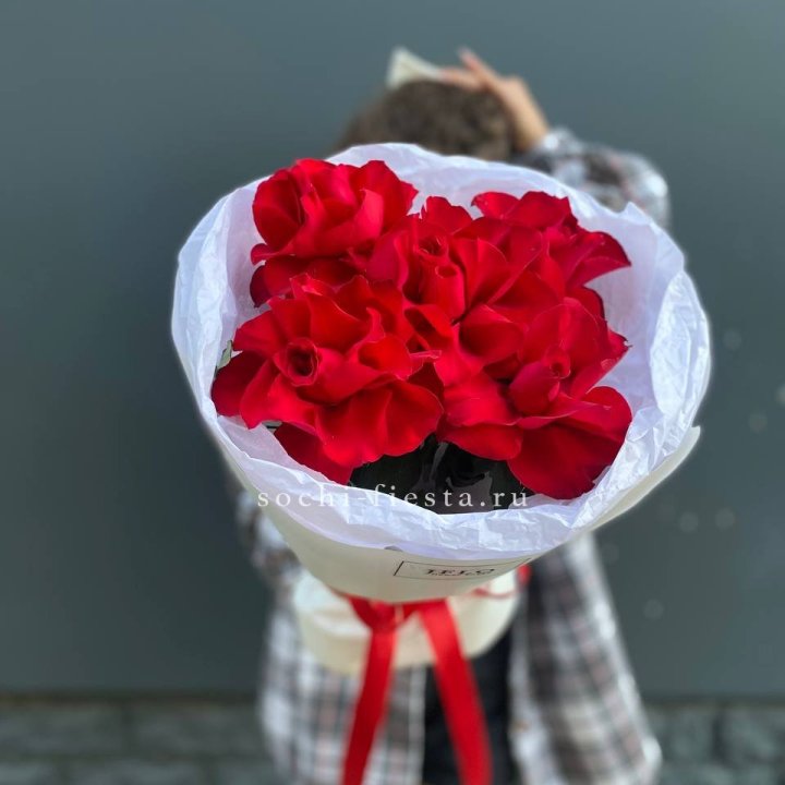 5 французских красных роз в Череповеце