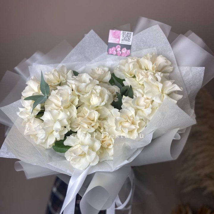 21 французских роз с эвкалиптом в Череповеце