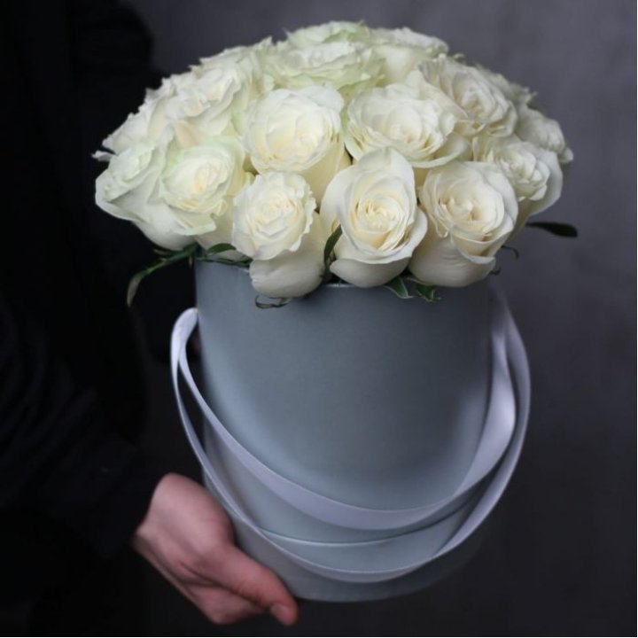 15 белых роз в цилиндре в Череповеце