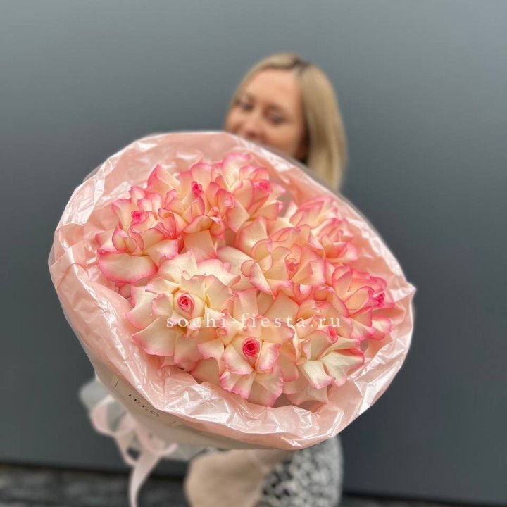 9 французских роз Джумилия в нежном оформлении в Череповеце