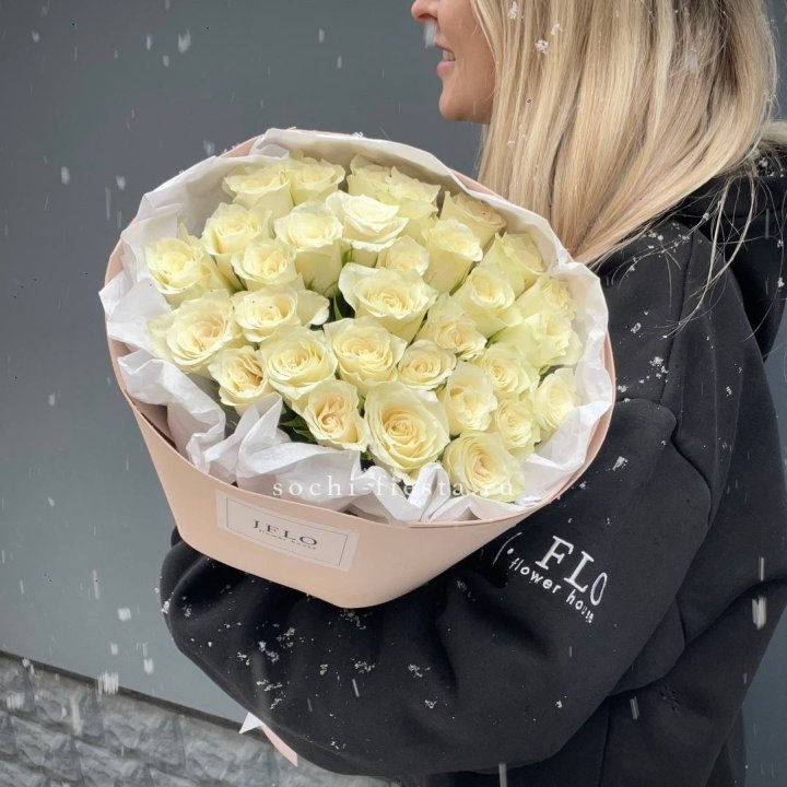 31 белая роза в оформлении в Череповеце