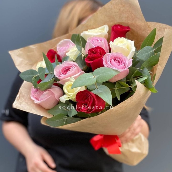 Букет из 15 роз с эвкалиптом в Череповеце