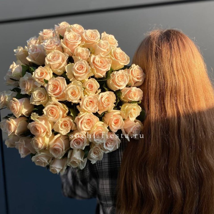 Охапка кремовых роз в Череповеце