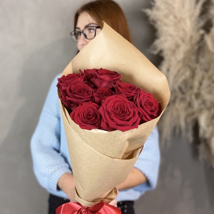 9 красных роз в крафте в Череповеце