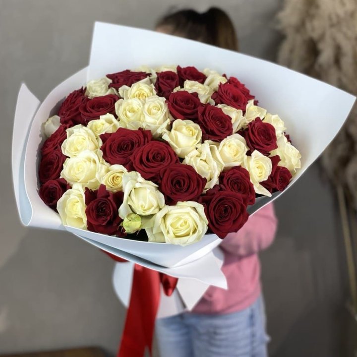 51 красная и белая роза в Череповеце