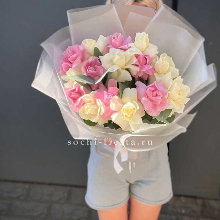15 бело-розовых роз в Череповеце