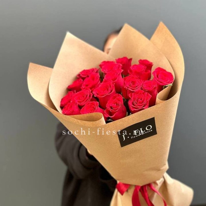 19 красных роз в крафте в Череповеце