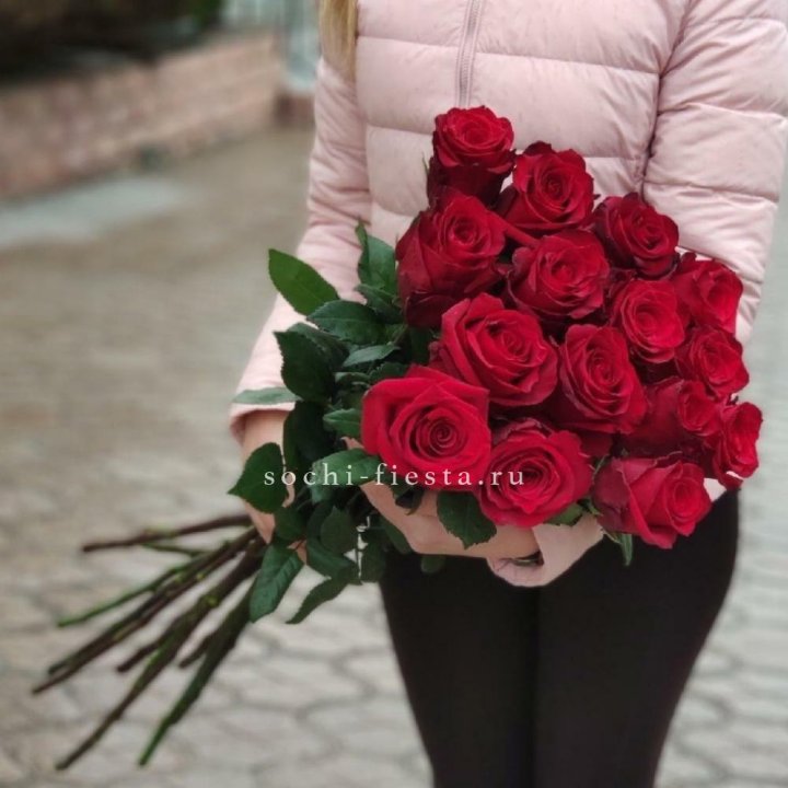 15 высоких красных роз в Череповеце