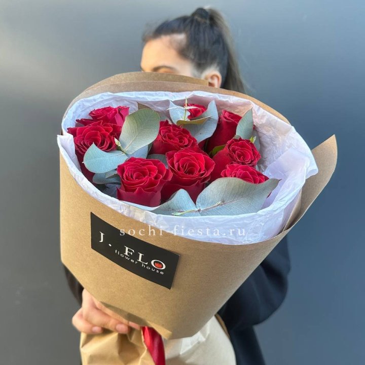 9 роз с эвкалиптом в Череповеце