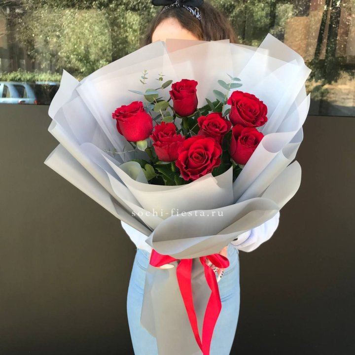 7 красных роз с эвкалиптом  в Череповеце