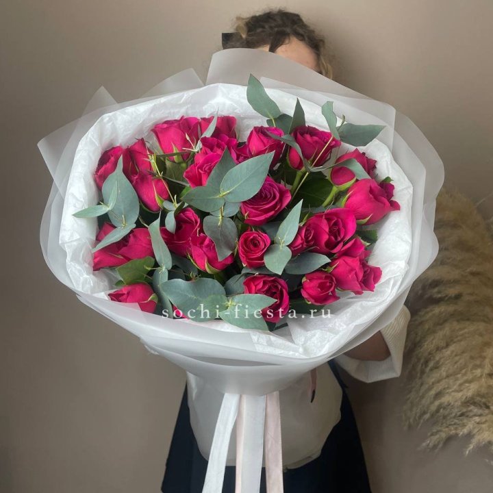 25 малиновых роз с эвкалиптом в Череповеце