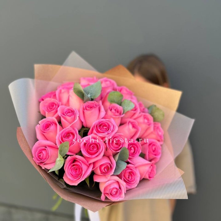 31 розовая роза с эвкалиптом в Череповеце