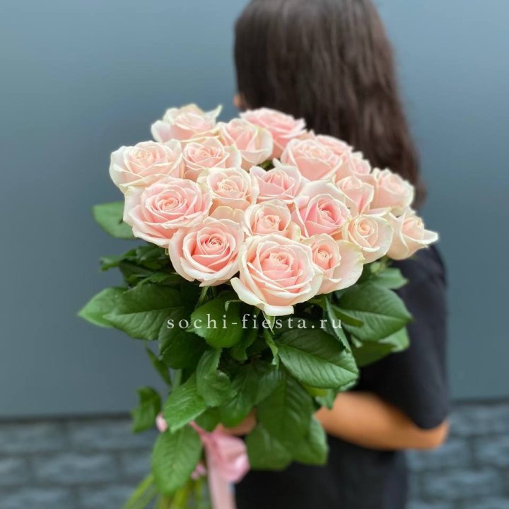 Высокие розовые розы в Череповеце