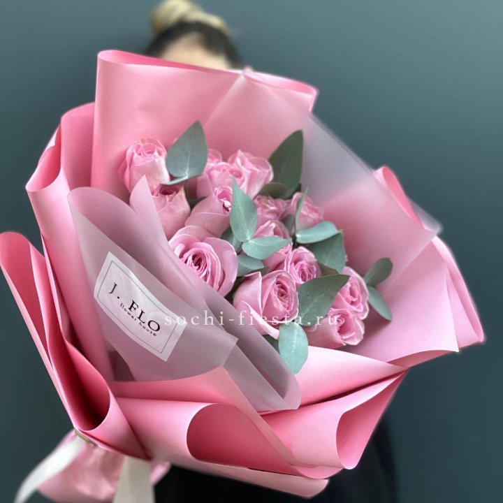 15 Розовых роз с эвкалиптом в Череповеце