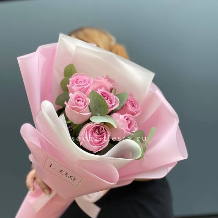 7 розовых роз с эвкалиптом в Череповеце